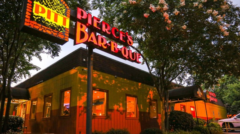 Exterior of Pierces Bar-B-Que at sunset