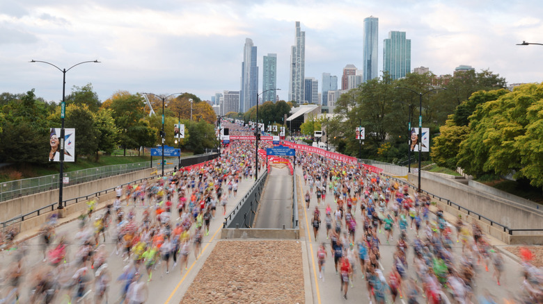 Marathon runners with Chicago skyline in background