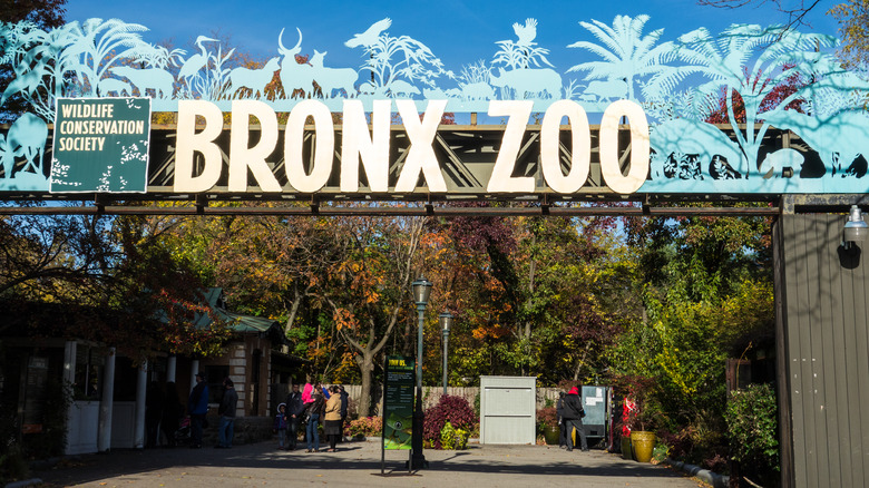 Bronx Zoo outside entrance