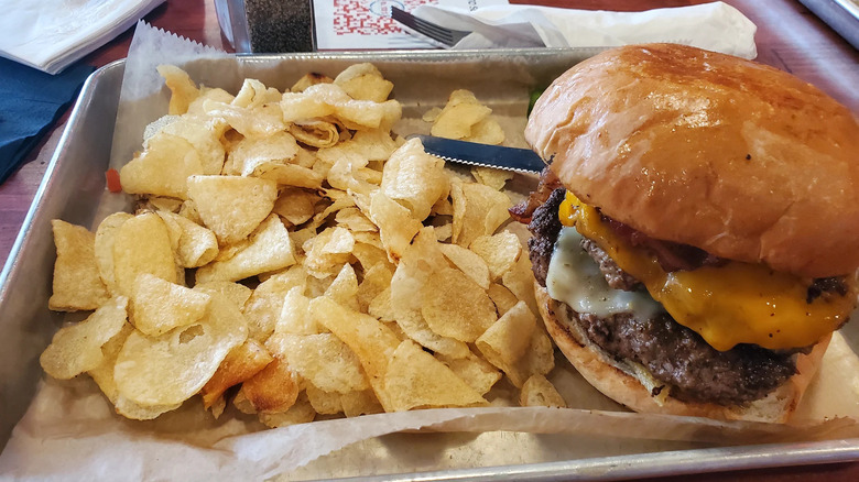 Cheeseburger with potato chips from Oscar's Breakfast, Burgers & Brews
