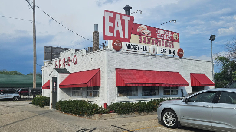 Red and white exterior of Mickey-Lu Bar-B-Q