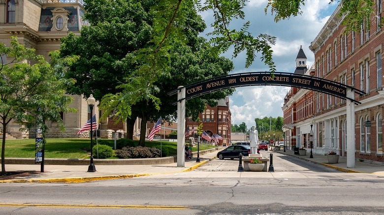 Court Avenue in Bellefontaine, Ohio, with an arch reading its construction date in 1891