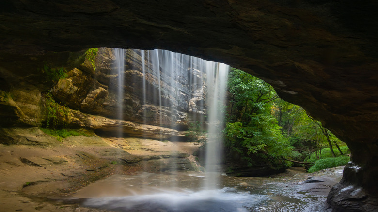 Waterfall in Starved Rock State Park in Oglesby, Illinois