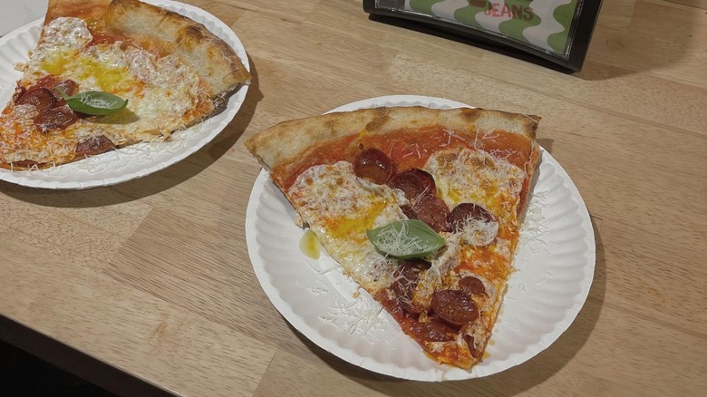 Pizza slices at Pizza Jeans, Atlanda