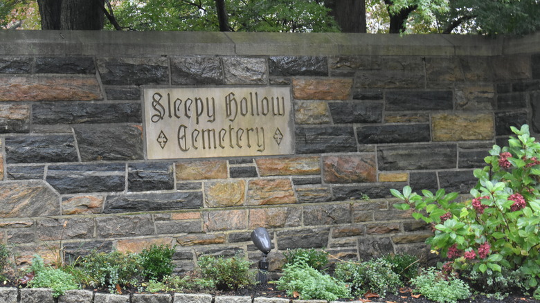 The sign for Sleepy Hollow Cemetery