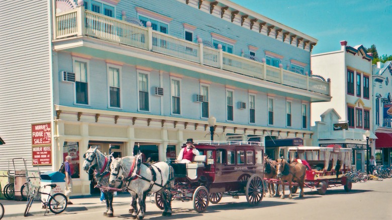 The bustling streets in front of Murray Hotel