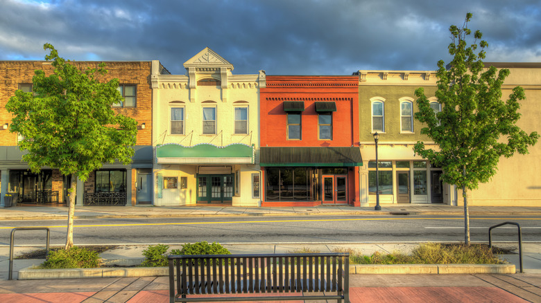 colorful buildings on a street in Maryville, Tennessee