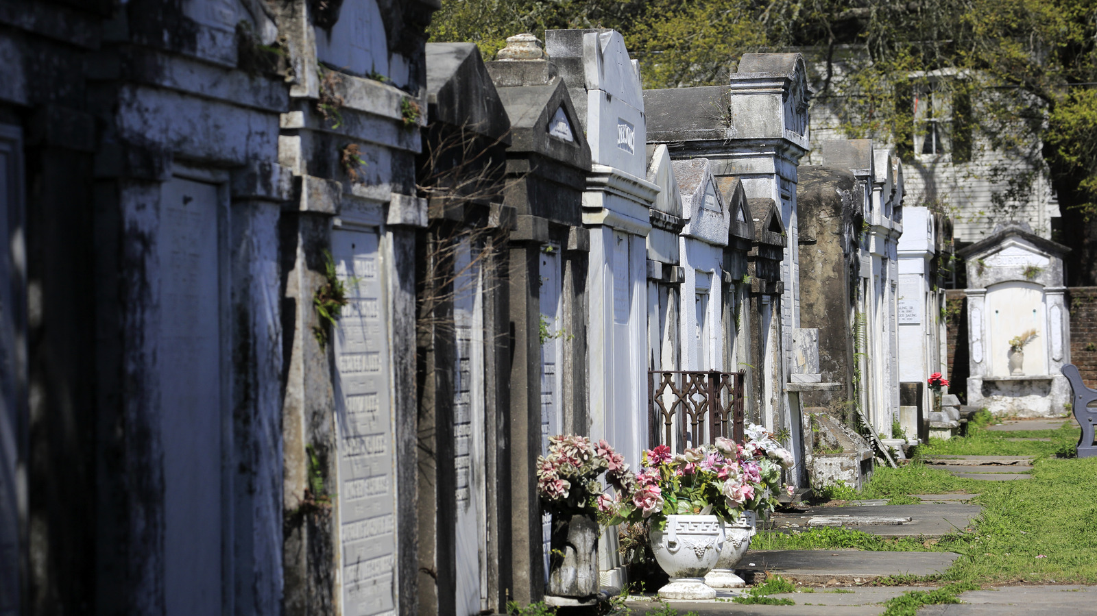 The Best Spooky Ghost Tours In America, According To Online Reviews