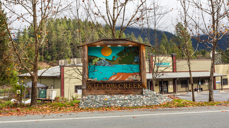Willow Creek welcome sign in California