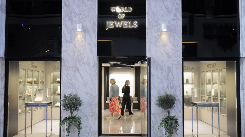 A cruise shop jewelry store