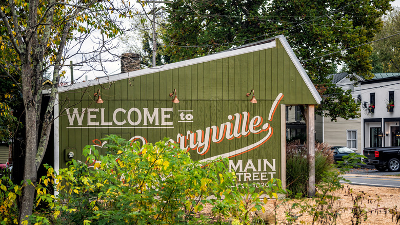 Vintage welcome sign on side of barn in Sperryville, Virginia
