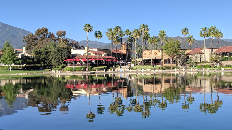 Houses along the water in Rancho Santa Margarita