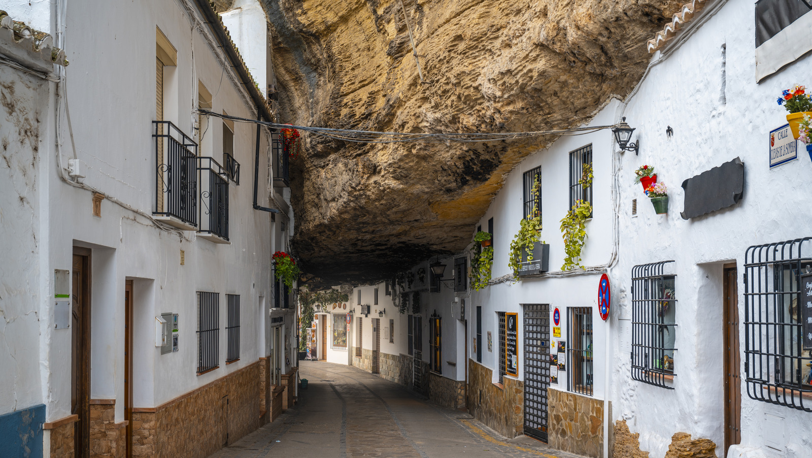 The Cave Village Of Spain' Is An Extraordinary Marvel Built Right Into A  Granite Mountainside