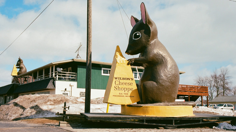 Wilson's Cheese Shoppe exterior with large mouse statue