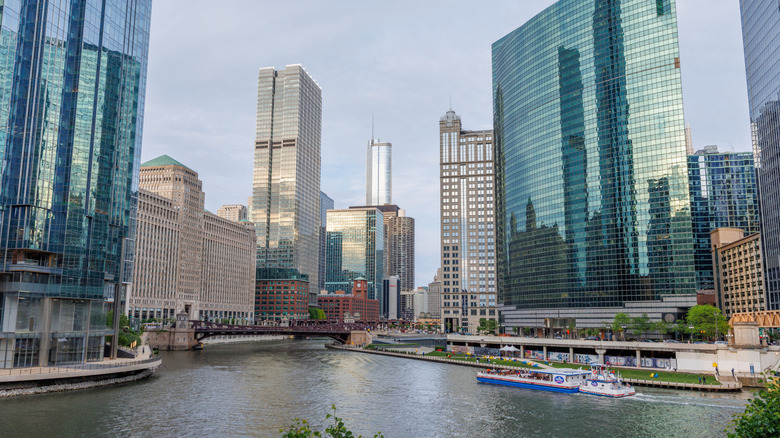 Views of the Chicago River and the Riverwalk in the evening