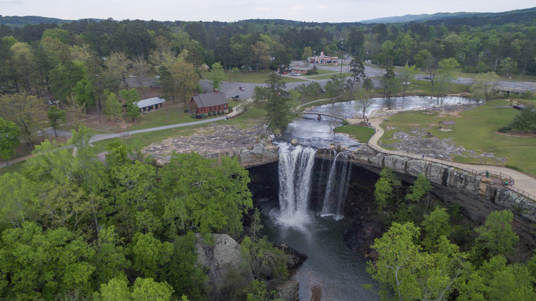 Water cascades in Noccalula Falls Park