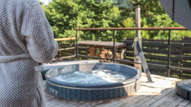Cozy cabin relaxing with hot tub