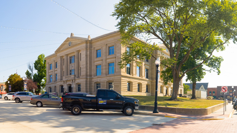 The outside of Hendricks County Courthouse during the daytime.