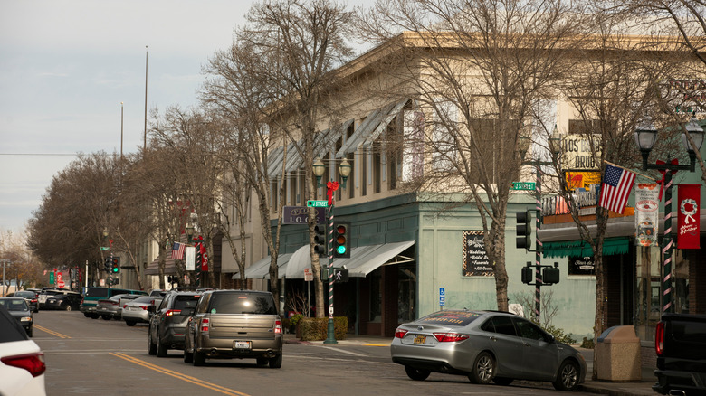 Downtown street with storefronts and cars in Los Banos, California
