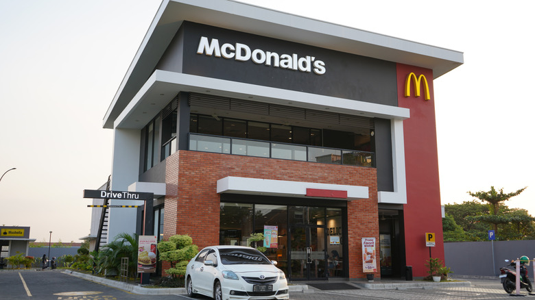 McDonald's storefront and drive thru