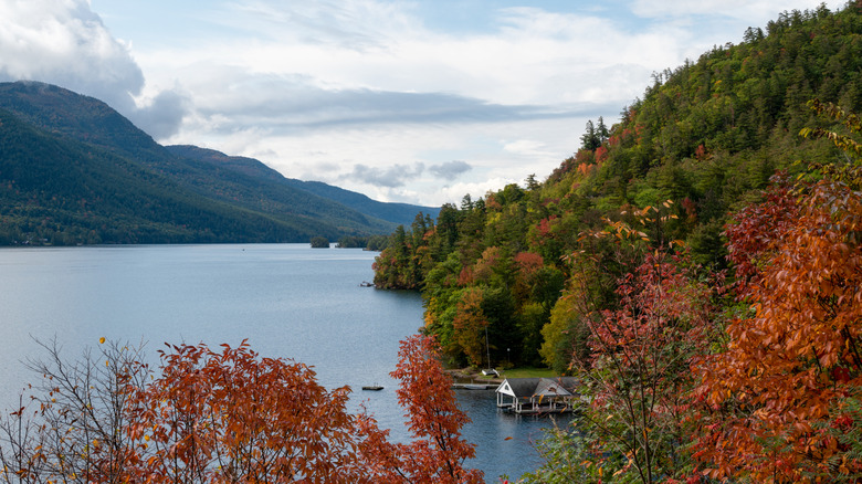 Autumn on Lake George in Upstate New York, with mountains covered in autumn foliage