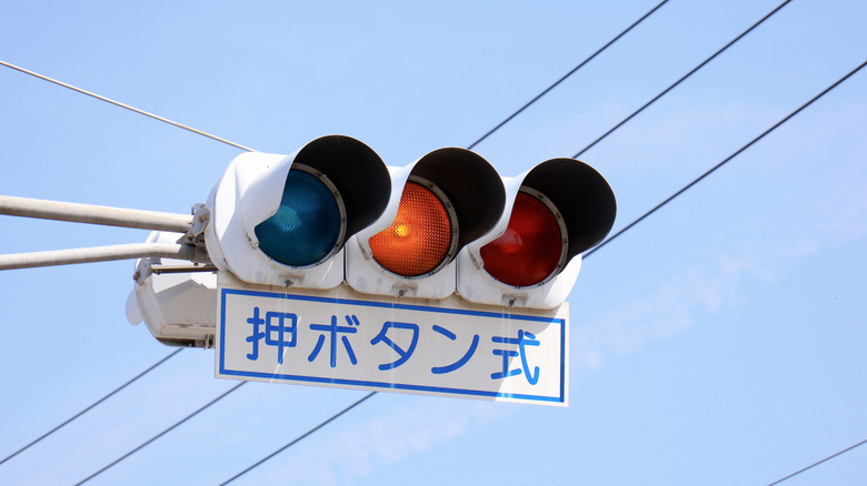 Horizontal traffic light with a sign in Japanese