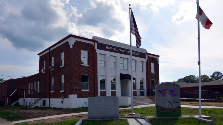 Marshall County Courthouse in Albertville, AL