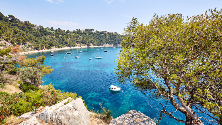 Méjean beach, with boats and Mediterranean shrub