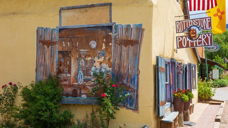 Rottenstone Pottery in Arroyo Seco, New Mexico