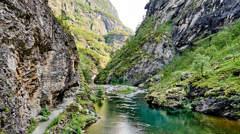 Hiking the Aurlandsdalen Valley between Geiteryggen and Vassbygdi