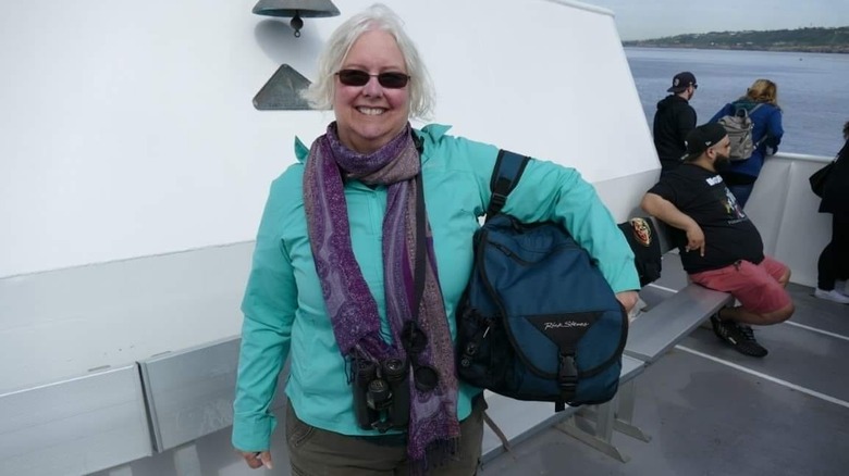 Woman holding the Rick Steves Veloce Guide Bag for iPad