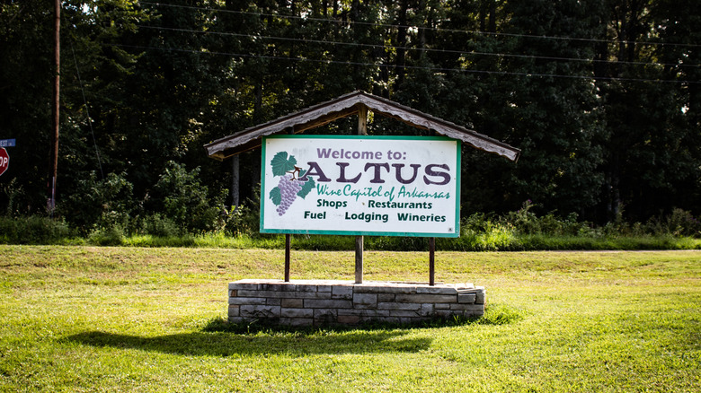A sign welcoming travelers to Altus, Arkansas