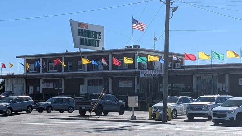 The exterior of Sanwa Farmer's Market in Tampa