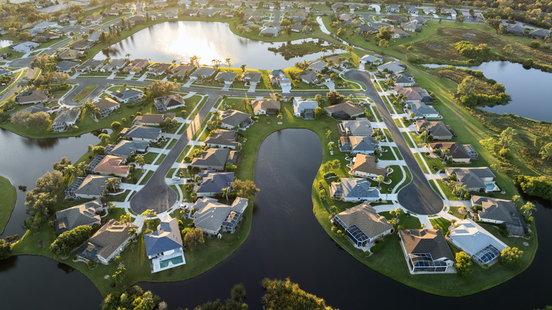 A Florida neighborhood along a lake