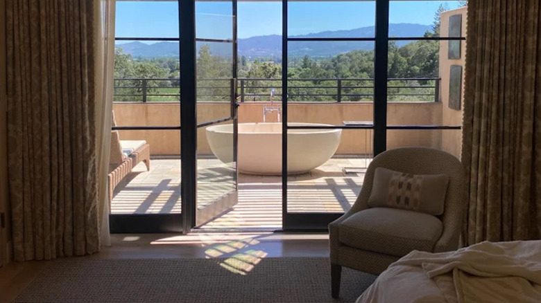 The outdoor bath at Auberge du Soleil