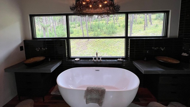 The bath in Paws Up's Tree Haus