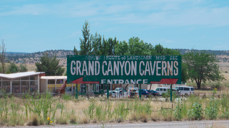 Sign pointing to the Grand Canyon Caverns