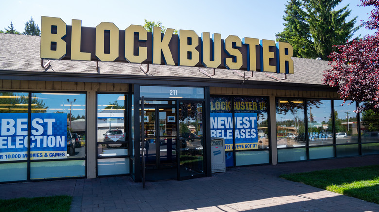Exterior of the last Blockbuster in Bend, OR