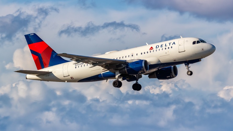 A Delta plane mid-flight