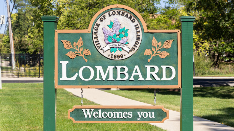 A sign welcoming visitors to Lombard, IL