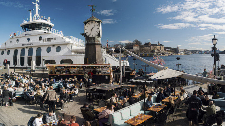 People dining on Aker Brygge