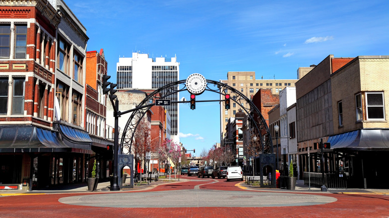 Tree-lined street in downtown Evansville, Indiana