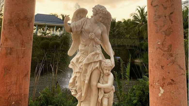 Exterior decor at Sapodilla, Bahamas