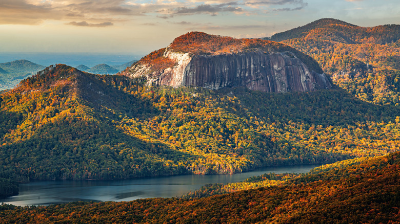 Lush mountains in Table Rock State Park, South Carolina