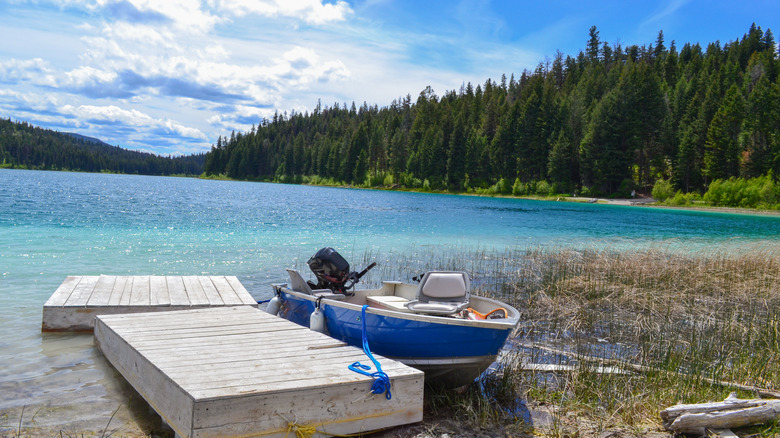 Turquoise water in the sun at Kentucky-Alleyne lake