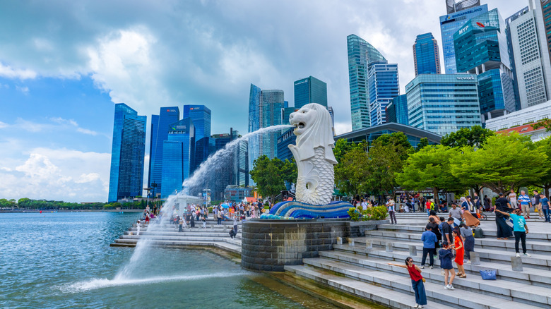 Mer lion on the edge of Singapore's Marina Bay