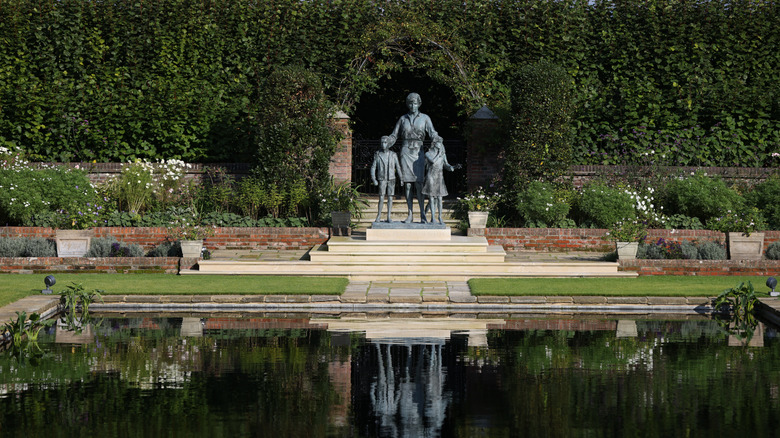 Kensington Palace sunken garden with Diana Statue