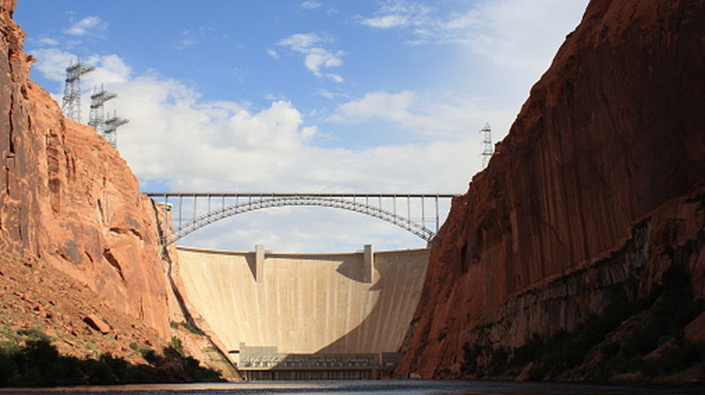 The Arch Bridge with the Hoover Dam in the backgorund