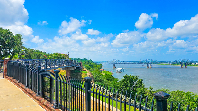 Trail along the Mississippi River