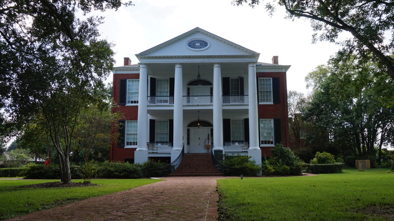 Front exterior of Rosalie Mansion in Natchez, Mississippi